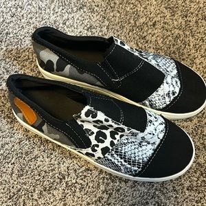 Womens Black/white/Gray camo size 8 womens sneakers